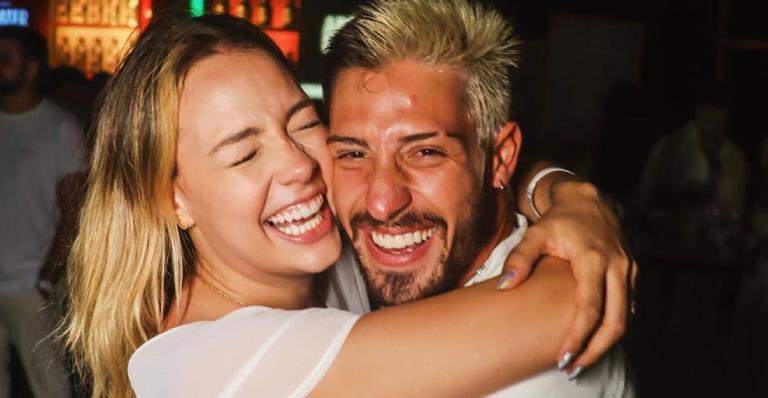 Carol Dantas flagra Vinicius Martinez só de cueca e ironiza: ”Bunda negativa”