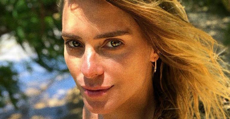 Carolina Dieckmann exibe barriga negativa em clique de biquíni