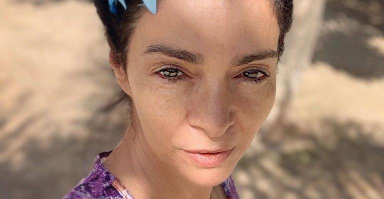 Claudia Ohana posa com a cara no sol em dia de praia e seguidores elogiam: ‘É muito linda!’