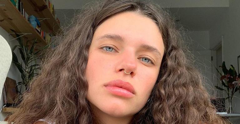 De topless, Bruna Linzmeyer toma sol em encontro com Zélia Duncan e eleva a temperatura das redes
