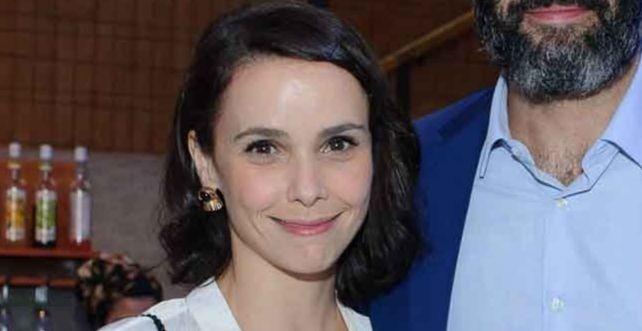 Débora Falabella surge sorridente ao fazer primeira aparição pública com o novo namorado