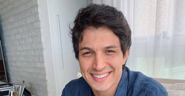 Em clima de romance, Rômulo Estrela surge coladinho da esposa em piscina: ‘Deu até pra namorar’