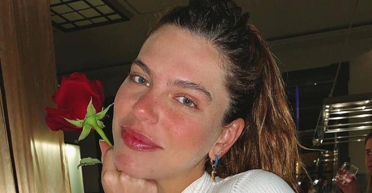 Em viagem, Mariana Goldfarb anda bem plena pelas ruas da República Tcheca