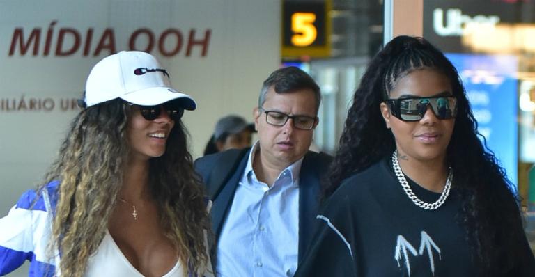 Esposa de Ludmilla rouba a cena com look ousado ao desembarcar em São Paulo