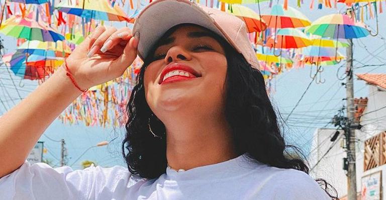 Ex-BBB Elana Valenaria aposta em shortinho e blusa cortada revela barriga sarada