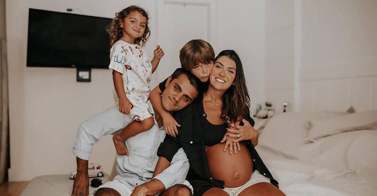 Felipe Simas surge em momento lindo com a esposa e fala sobre a chegada do terceiro filho
