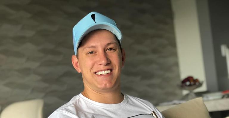 Jakson Follmann surgem com filho recém-nascido e enche a web de fofura: “Papai multifunções”
