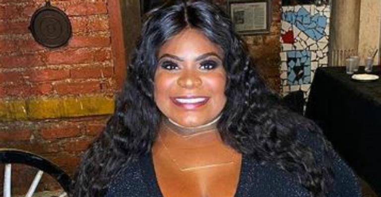 Jojo Todynho abusa de decote profundo em look brilhante e surpreende web: ”Lacrou!”