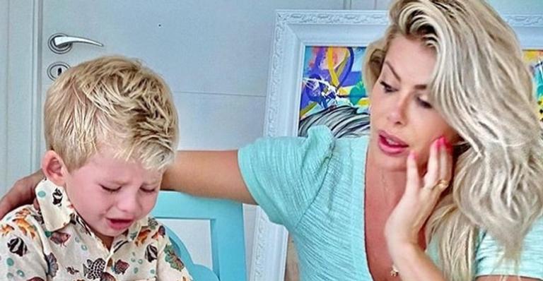 Karina Bacchi mostra o filho chorando e desabafa: ”Maternidade é aprendizado”