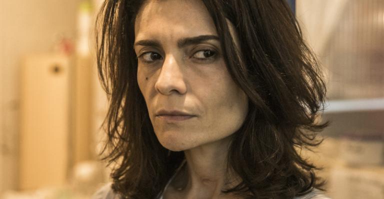 ‘Amor de Mãe’: Despejada de casa, Leila joga Brenda contra Betina