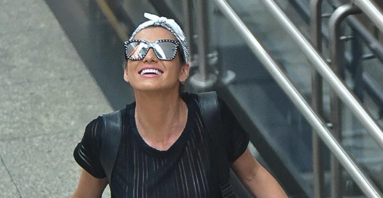 Lívia Andrade dispensa glamour e é flagrada de chinelo de dedo em aeroporto