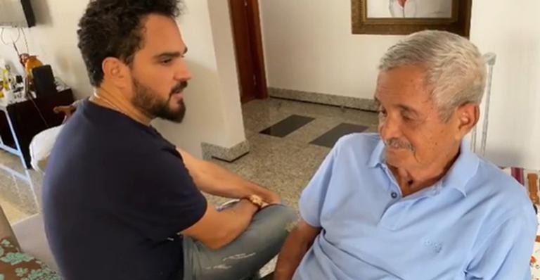 Luciano Camargo emociona ao falar sobre internação do pai