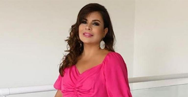 Mara Maravilha deixa a barriga de fora em look curtinho