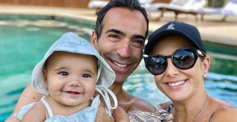 Ticiane Pinheiro surpreende fãs com cinturinha fina em maiô aberto: ”Mamãe gata!”
