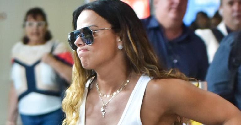 Viviane Araújo é flagrada de cara amarrada ao desembarcar em aeroporto