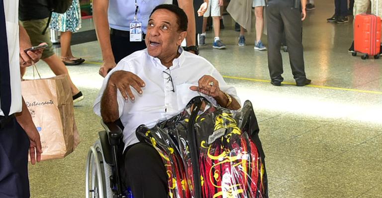 Agnaldo Timóteo comove fãs ao desembarcar de cadeira de rodas após ficar entre a vida e a morte