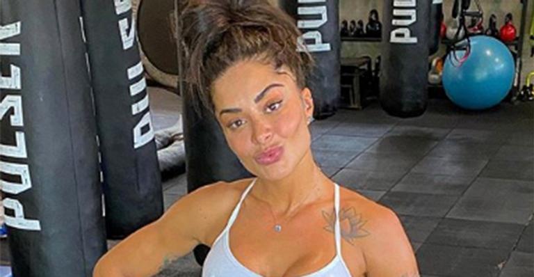 Aline Riscado exibe cintura minúscula e pernas perfeitas na academia
