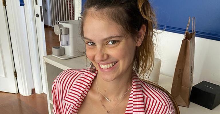 Após drama, Laura Neiva revela segredo para amamentar a filha: ”Ela se adaptou superbem”