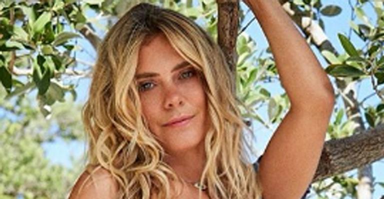 Carolina Dieckmann tira o fôlego dos fãs ao posar exibindo corpo perfeito aos 41 anos