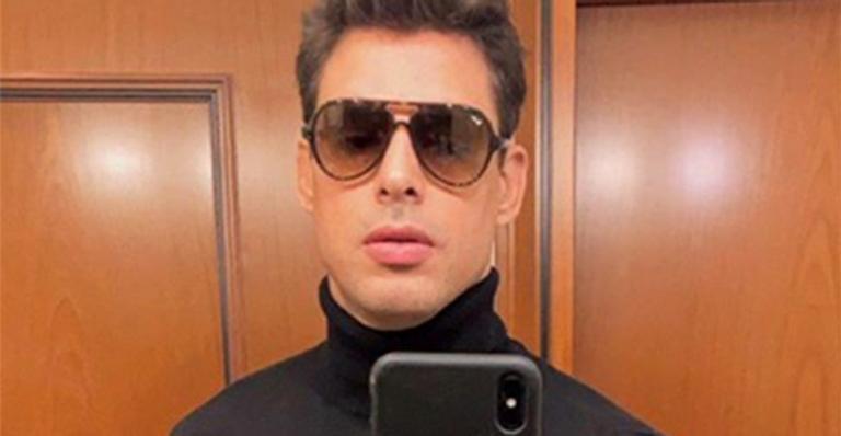 Cauã Reymond esbanja estilo nos bastidores de gravação da Globo