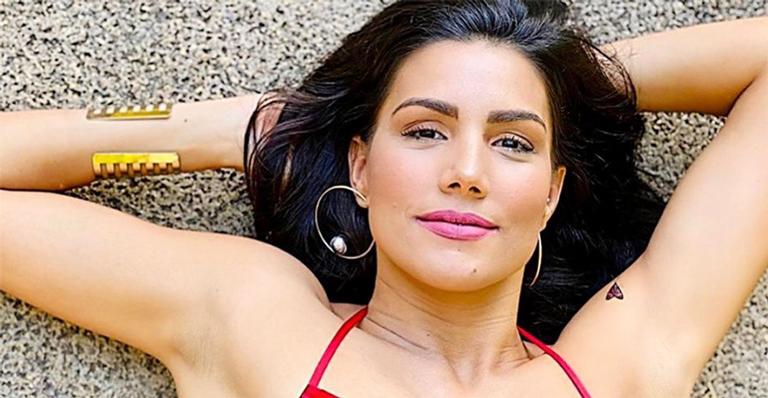 Mãe de 4 crianças, ex-BBB Mariana Felício exibe corpão ao usar biquíni vermelho
