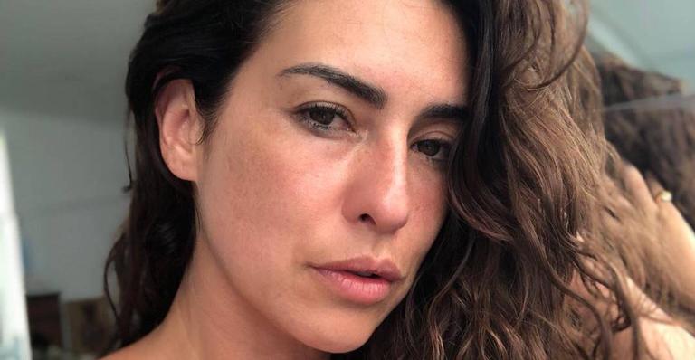 Fernanda Paes Leme posa linda de biquíni em frente ao mar e brinca: ‘Bloco do mormaço também queima’