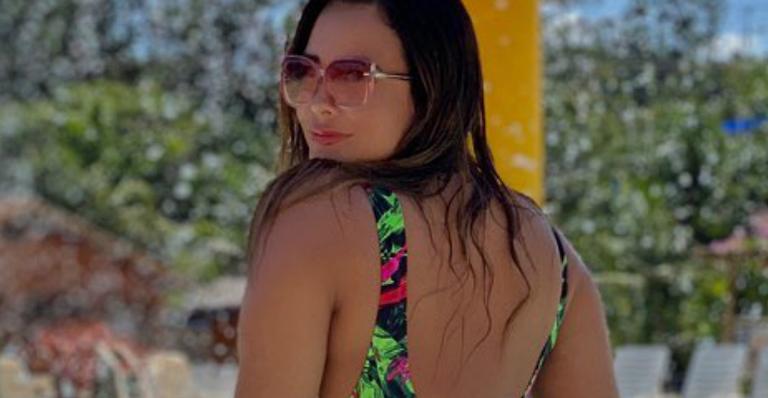 Geisy Arruda faz truque de mágica e maiô some em bumbum gigante: ”Pecando”