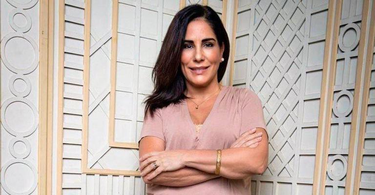 Glórias Pires curte a noite com a família reunida e declara: ‘Amor’