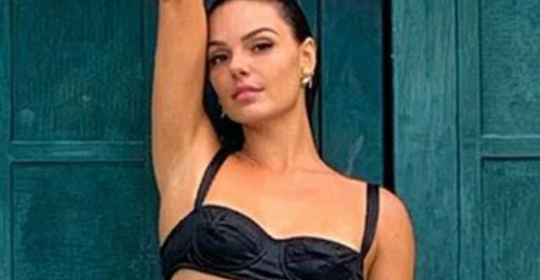 De lingerie, Isis Valverde ostenta curvas e pernões roubam a cena: ”Qual é o segredo?”