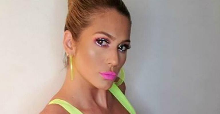 No ritmo do Carnaval, Lívia Andrade deixa bumbum gigante à mostra em maiô cavado