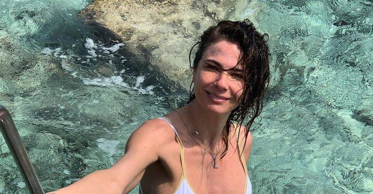 Luciana Gimenez posa de biquíni e impressiona seguidores com cenário incrível