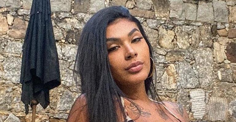 Que calor! Pocah posa de biquíni mínimo e ângulo indiscreto chama a atenção de fãs