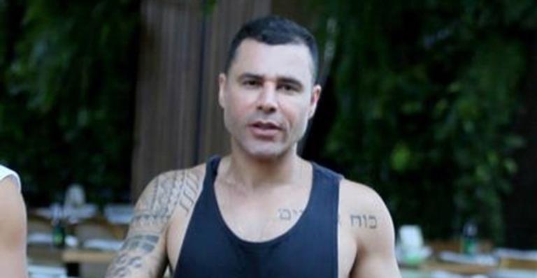 Rodrigo Sant’Anna faz rara aparição com o marido no shopping