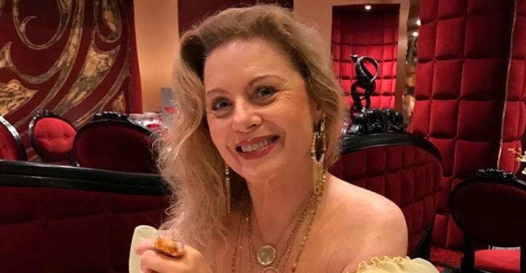 Vera Fischer surge abraçadinha com Roberto Carlos após show: ”Tão carinhoso”