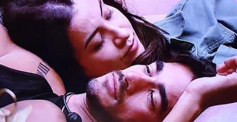 BBB20: Guilherme e Bianca trocam carinhos enquanto Gabi dorme e fãs se revoltam