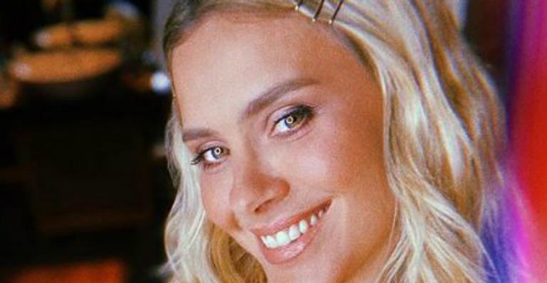 Carolina Dieckmann ganha beijão de cinema do marido durante passeio pelos EUA