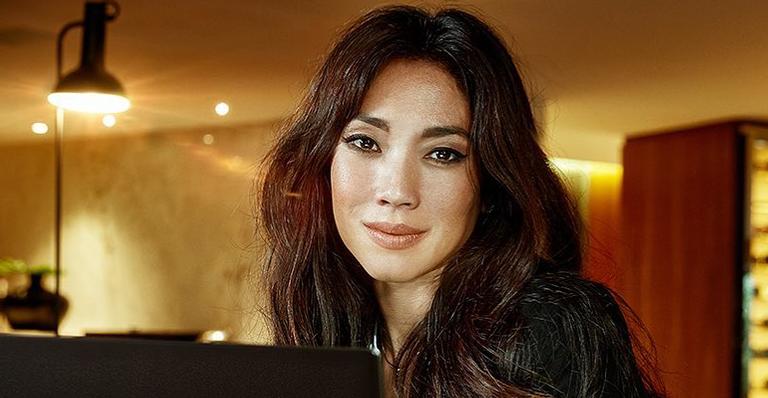 Danni Suzuki curte dia na cachoeira só de biquíni: ”Limpando a alma”