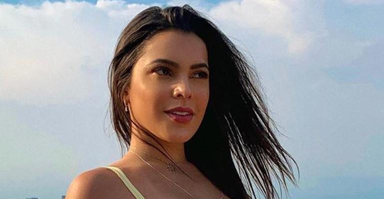 Ex-BBB Emilly Araújo aposta em vestido rendado transparente e causa em aparição pública