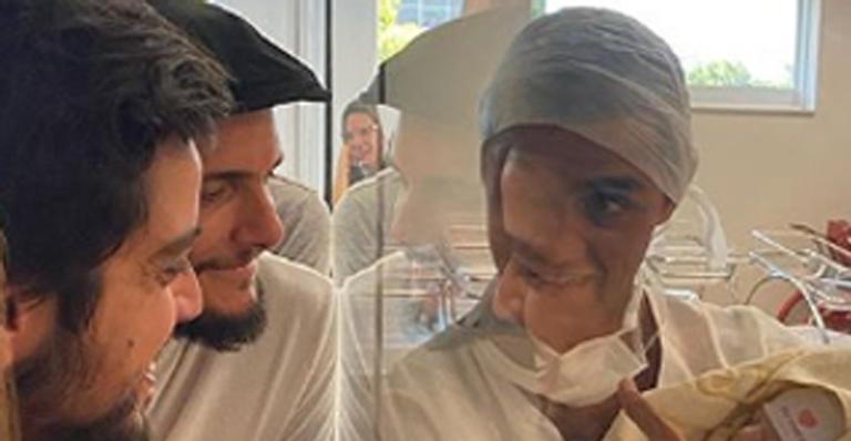 Felipe Simas apresenta o filho para os irmãos em momento emocionante: ”Vida nova”