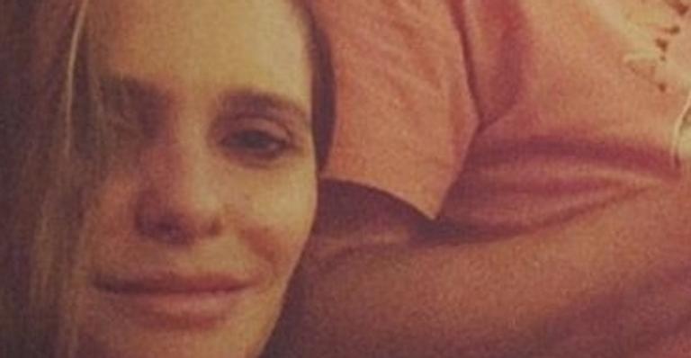 Fernanda Lima surge amamentando a filha em momento de intimidade em família
