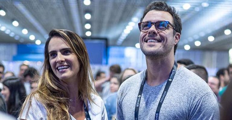 Joaquim Lopes dá beijão na noiva em clique bem romântico: ”Dê valor para sua amada”