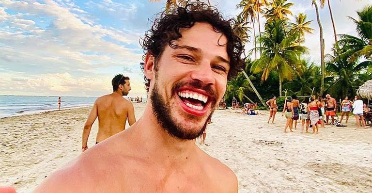 José Loreto curte dia de piscina com Bella e faz clique fofíssimo com a filha