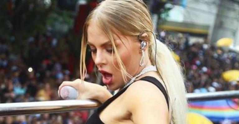 Luísa Sonza abusa de body preto cavadíssimo e bumbum gigante rouba a cena