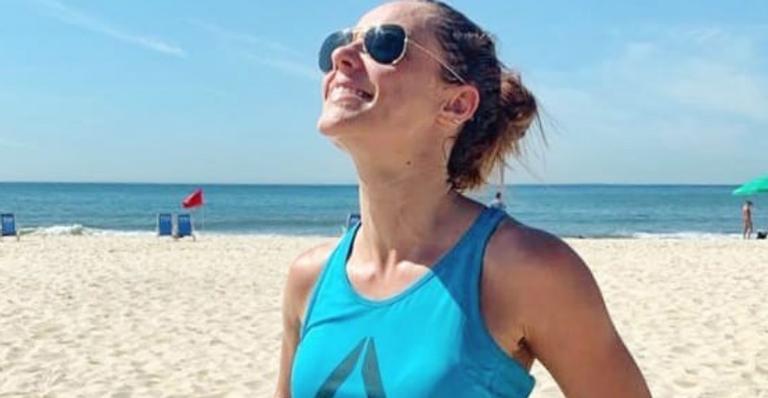 Paolla Oliveira curte dia de praia com shortinho e exibe curvas sem retoques: ”Gata”
