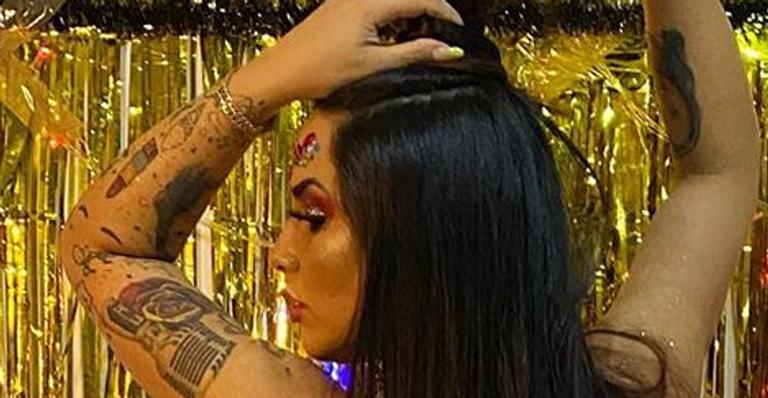 Perlla causa ao exibir bumbum potente em foto com meia arrastão e fio dental