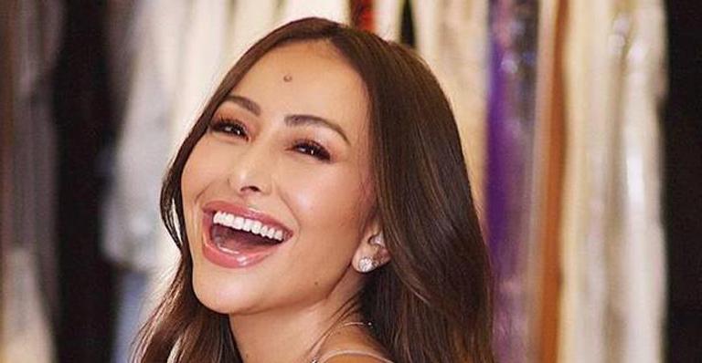 Sabrina Sato mostra a filha usando camisetinha nada básica de R$ 700