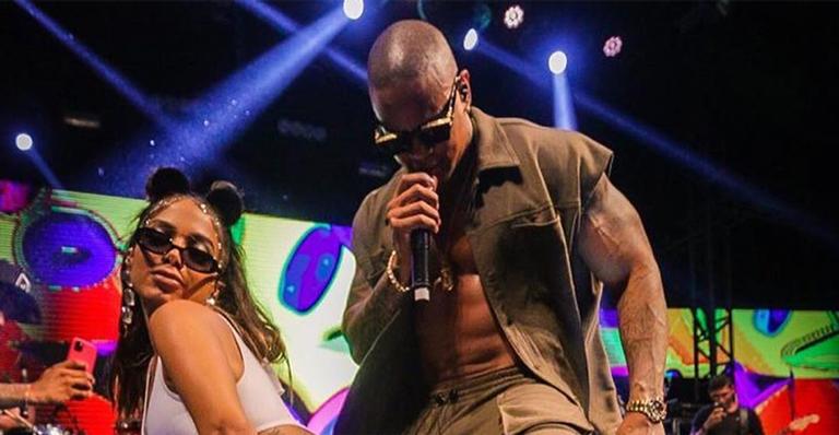 Anitta e Leo Santana protagonizam momento ousado e rebolam coladinhos em show na Bahia