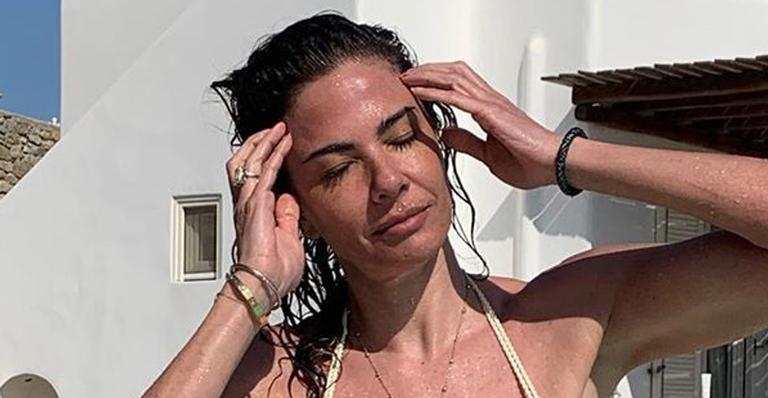 Aos 50 anos, Luciana Gimenez exibe pernões torneados em passeio de iate e chama fãs: ”Bora?”