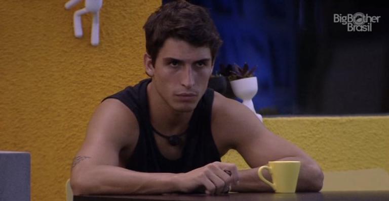 BBB20: Felipe reclama de estalecas dentro da casa: “Estou bancando ele”