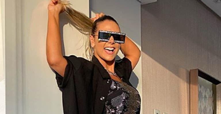Carla Perez usa look grifado de R$ 20 mil para cair na folia